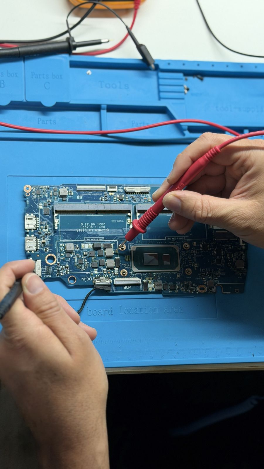 Medição de circuitos em placa de notebook