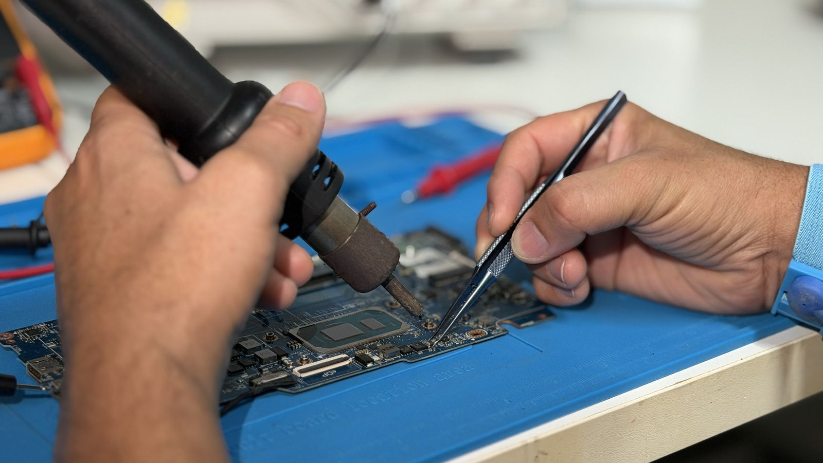 Análise de circuitos eletrônicos em placa de notebook