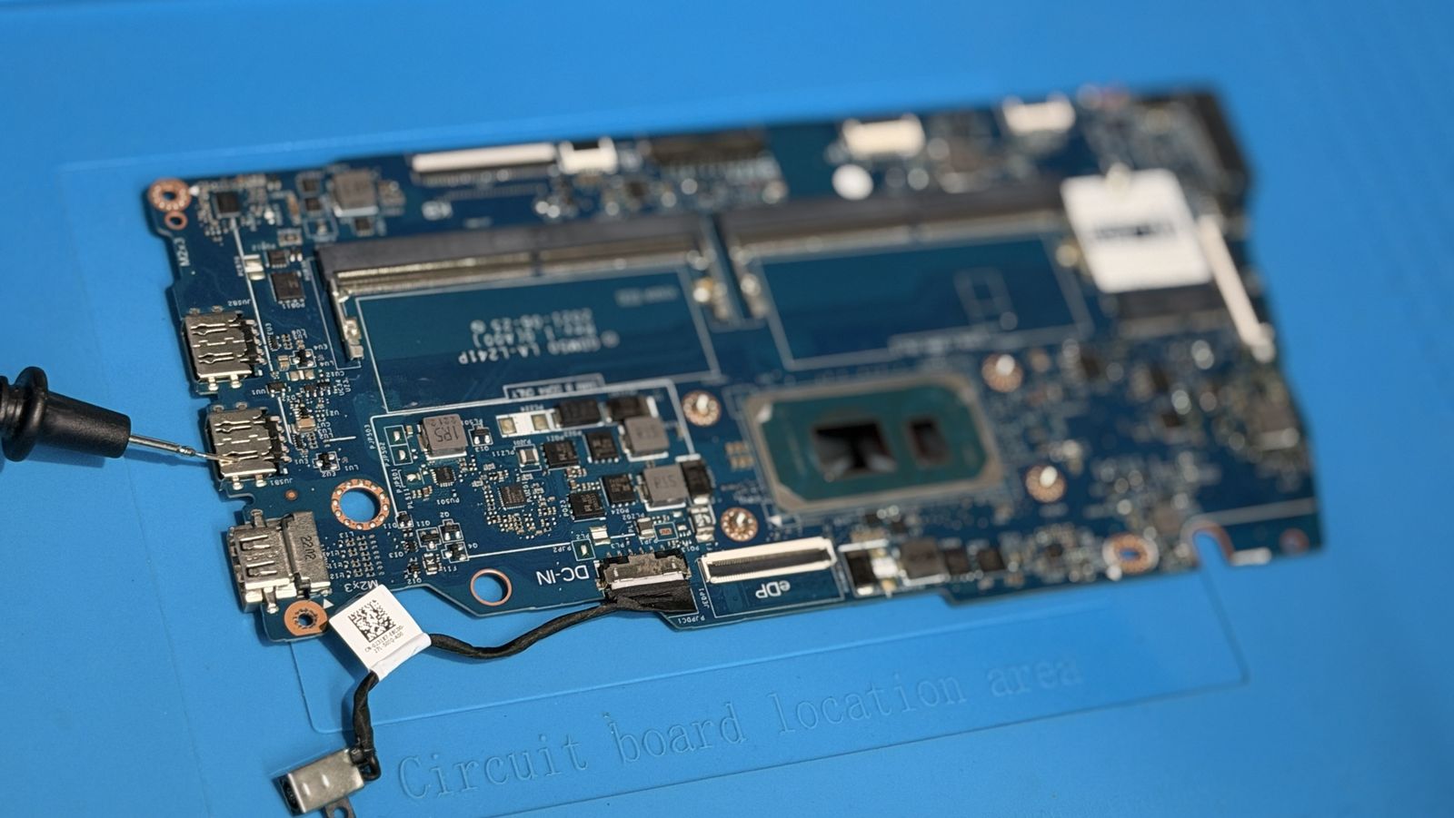 Detalhe de placa de notebook em análise